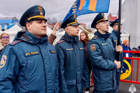 пожарная машина и ретро-автомобиль спасательной службы на городской улице в Мурманске 