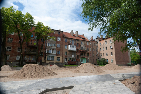 Благоустройство двора в Черняховске: кучи песка и новая плитка у старых кирпичных домов 