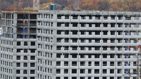 Новый жилой дом в Апатитах Мурманской области на фоне осеннего неба 
