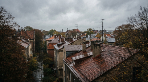 В Калининграде дрон проверил крышу дома после жалоб жителей на протечки 