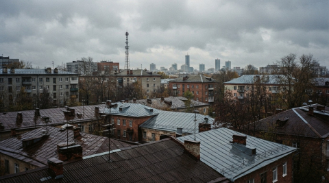 Пасмурное небо над мокрыми после дождя крышами тихого жилого квартала в Екатеринбурге 