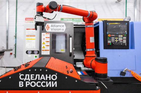 Промышленный робот-манипулятор на производственной линии предприятия в Москве 