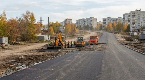 Перекрёсток в центре Екатеринбурга с проводами троллейбуса и храмом вдали 