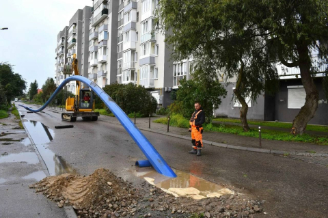 строительная техника и труба на участке работ на улице в Калининграде 
