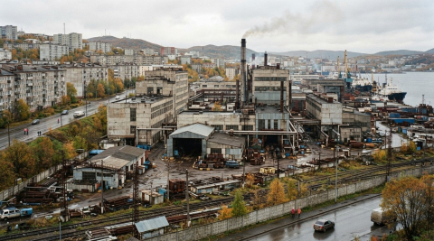 Производственное здание завода среди городской застройки в Мурманске 