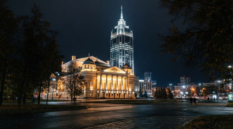 Театр оперы и балета Екатеринбурга в ночной подсветке и небоскрёб Высоцкий за ним 