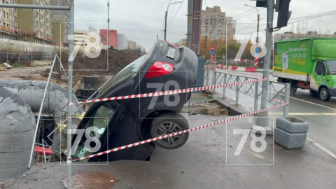 В Петербурге автомобиль провалился в огромную яму на улице Фучика 