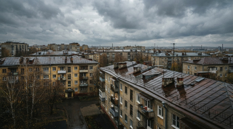 Пасмурное небо над мокрыми после дождя крышами тихого жилого квартала в Екатеринбурге 