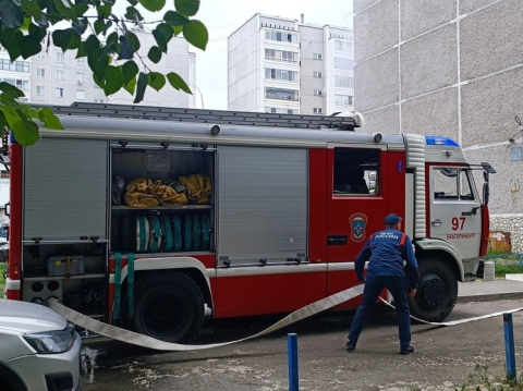 В Екатеринбурге пожар уничтожил садовый дом и постройки на 105 м² 
