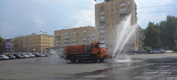 Полив дорог и газонов усилили в Нижнем Новгороде из-за жары