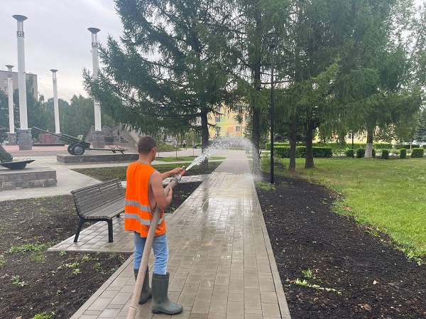 Полив дорог и газонов усилили в Нижнем Новгороде из-за жары