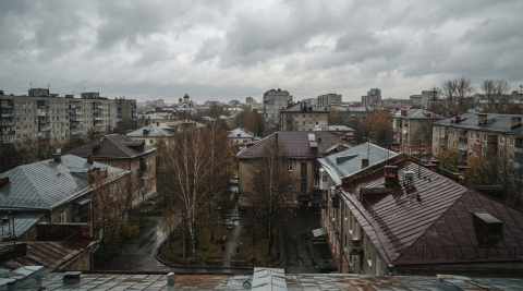 Пасмурное небо над мокрыми после дождя крышами тихого жилого квартала в Екатеринбурге 