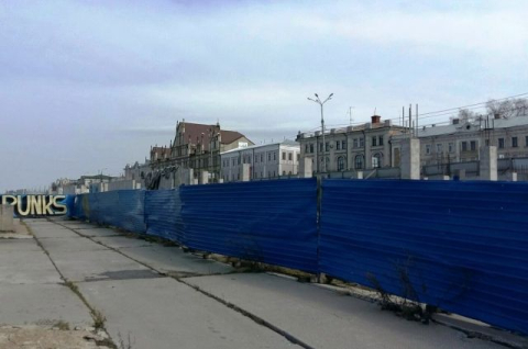 Строительные заборы в центре Нижнего Новгорода заставят красить под дерево 