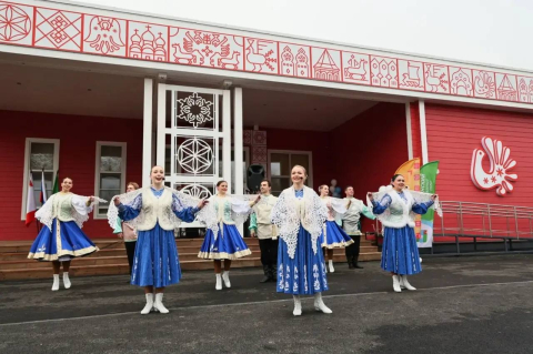 новое здание сельского Дома культуры с праздничным концертом в Вологодской области 