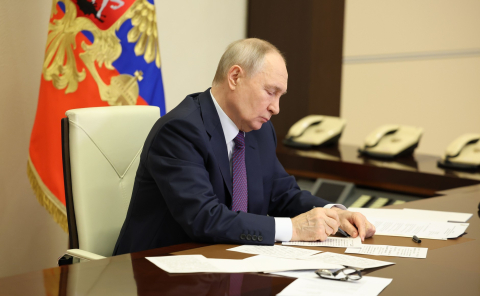 Путин наградил трех представителей Татарстана за многолетний труд 