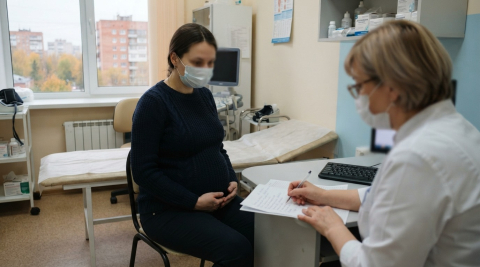 Беременная женщина на приёме у врача в женской консультации в Екатеринбурге 