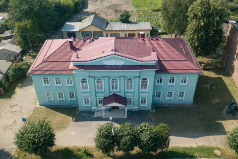 Бирюзовое здание районного суда с красной крышей в небольшом городе, вид сверху 
