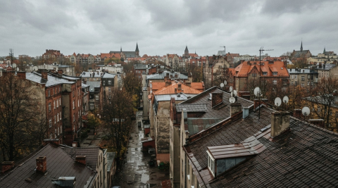 Пасмурное небо над мокрыми после дождя крышами тихого жилого квартала в Калининграде 