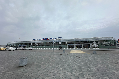 Пустая привокзальная площадь перед терминалом аэропорта Храброво под пасмурным небом 