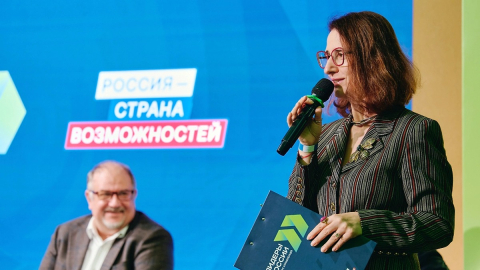 Участники деловой встречи обсуждают задачи за столом переговоров в конференц-зале 