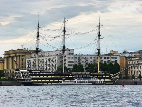 Трёхмачтовый парусник у набережной Невы в Петербурге под облачным небом 