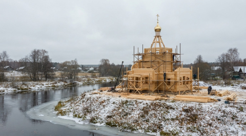 Церковь с золотыми главами у заснеженного берега реки в Вологде зимой 