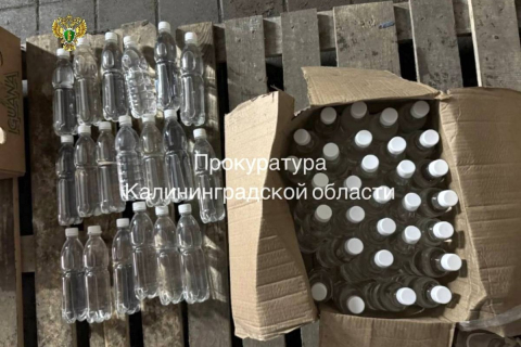 здание районного суда в Калининградской области, рядом припаркован легковой автомобиль 