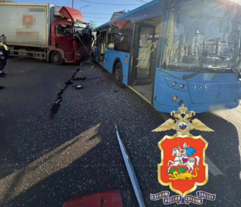 Три пассажира автобуса госпитализированы после ДТП с фурой в Подмосковье 