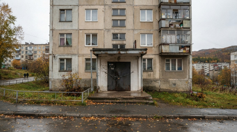 Здание студенческого общежития в Мурманске с закрытым входом 