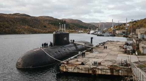 Атомная подводная лодка у пирса на базе Северного флота, общий план к региональной новости 