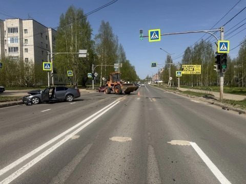 Два человека пострадали в ДТП с легковушкой и погрузчиком в Сыктывкаре 