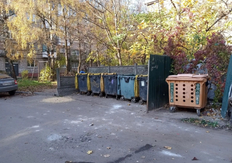 Смолян попросили не оставлять еду возле мусорных контейнеров 