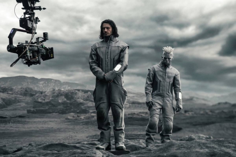 кадр со съёмок фантастического сериала с актёром в костюме героя, Калининградская область 