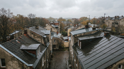 Пасмурное небо над мокрыми после дождя крышами тихого жилого квартала в Калининграде 