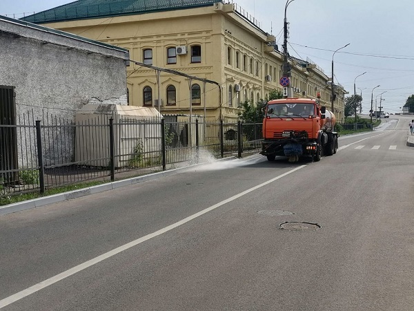 Полив дорог и газонов усилили в Нижнем Новгороде из-за жары
