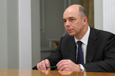 Пожилой человек пересчитывает деньги и документы за столом, тема пенсий 