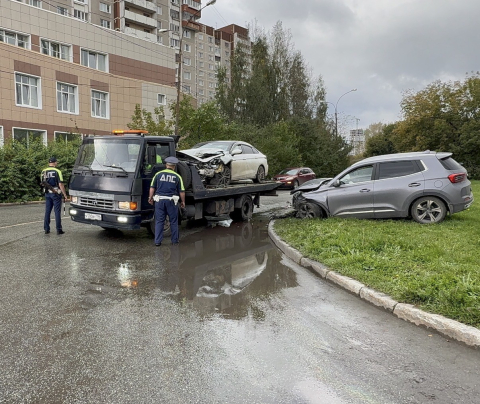 В Екатеринбурге столкнулись два авто: троих пострадавших увезли в больницу 