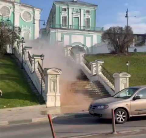 Потоки кипятка хлынули по лестнице у Успенского собора в Смоленске 