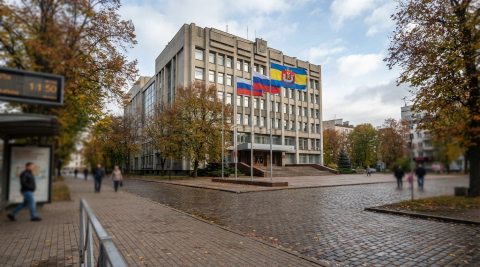 Здание регионального правительства Калининградской области с флагами у входа 