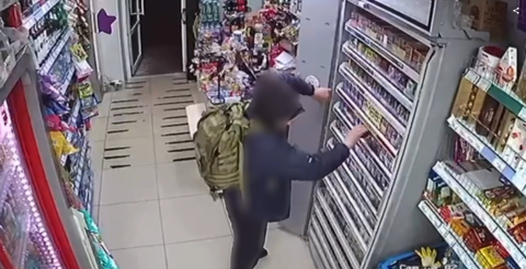 В Петербурге трое мужчин с отвёрткой устроили серию ограблений магазинов 