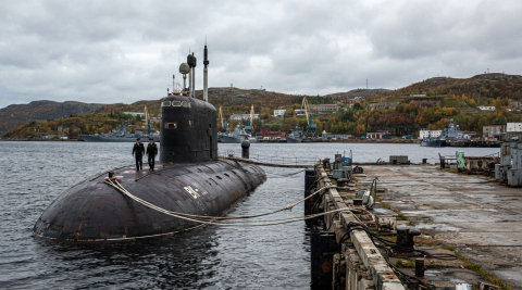 атомная подводная лодка у причала военной базы в Североморске Мурманской области 