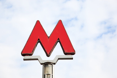 Московское метро требует с продавца кружки 560 тысяч рублей за букву «М» 