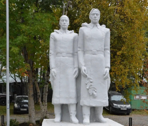Отреставрированный памятник «Защитникам Заполярья» открыли в Белокаменке 