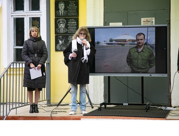Мемориальную доску в честь погибшего военного журналиста открыли в Мулине