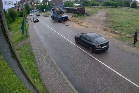 Старые автомобильные покрышки свалены у контейнерной площадки в Калининградской области 