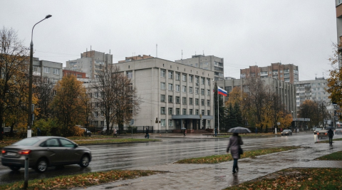 здание прокуратуры в Калининграде на фоне административной застройки 