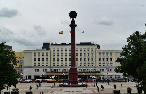 Колонна Победы перед зданием городской администрации с флагами на площади в Калининграде 