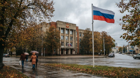 Здание Государственной думы на фоне флага России в Калининграде 