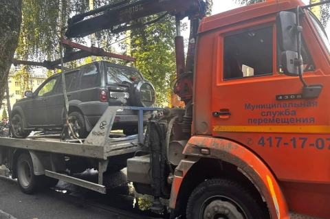 Брошенный разукомплектованный автомобиль у обочины дороги в Автозаводском районе Нижнего Новгорода 