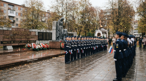 Школьники в парадной форме выстроились у мемориала на церемонии в Калининграде 